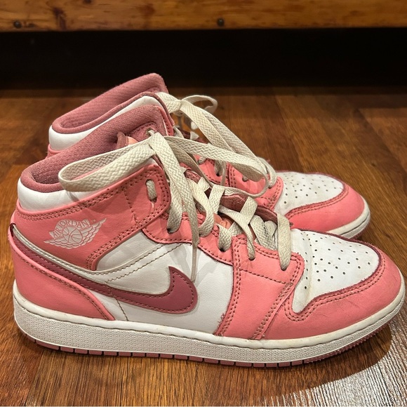 Nike Air Jordan 1 Mid Coral Chalk Valentine's Day Youth Size 4.5 Pink White - Picture 2 of 8